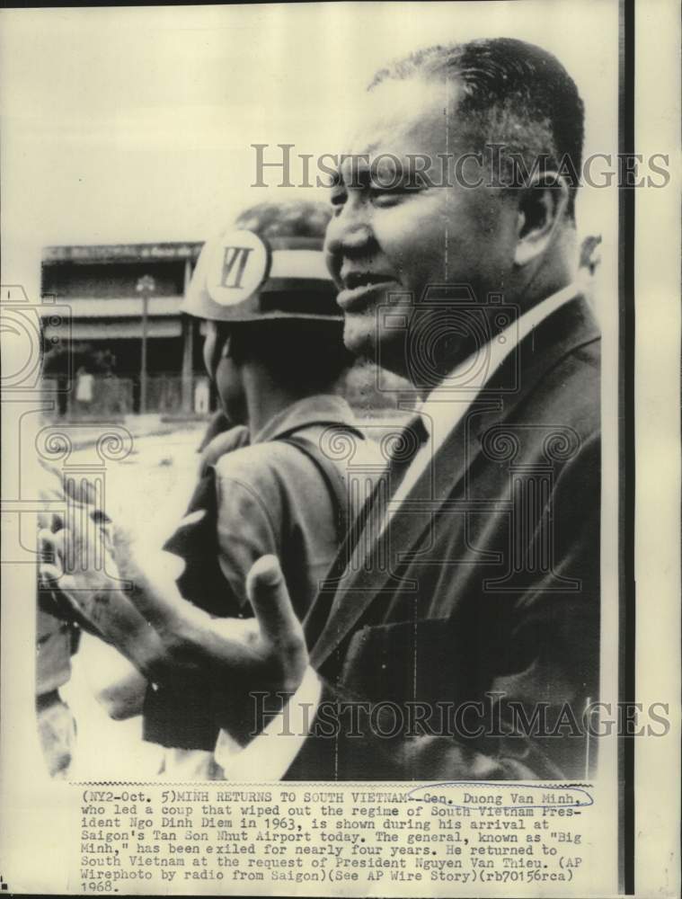 Load image into Gallery viewer, 1968 Press Photo Duong Van Minh on arrival at Saigon's Tan Son Nhat airport
