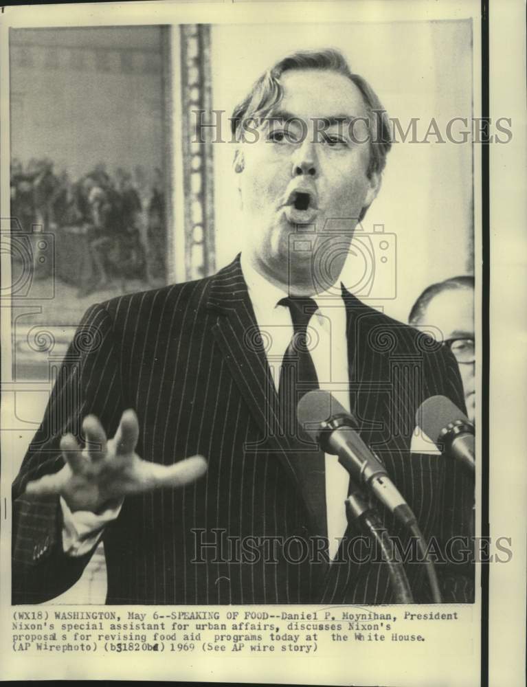 Load image into Gallery viewer, 1969 Press Photo Daniel Moynihan discusses food aid program at White House
