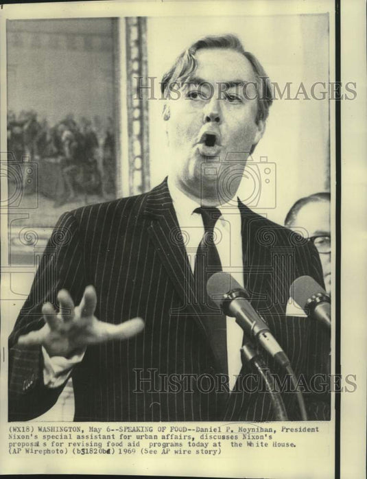 1969 Press Photo Daniel Moynihan discusses food aid program at White House
