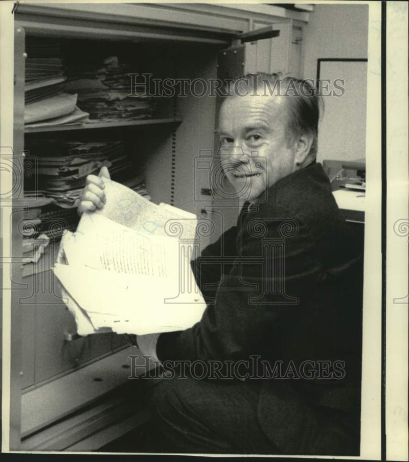 Load image into Gallery viewer, 1974 Press Photo Representative William S. Moorhead looks through files
