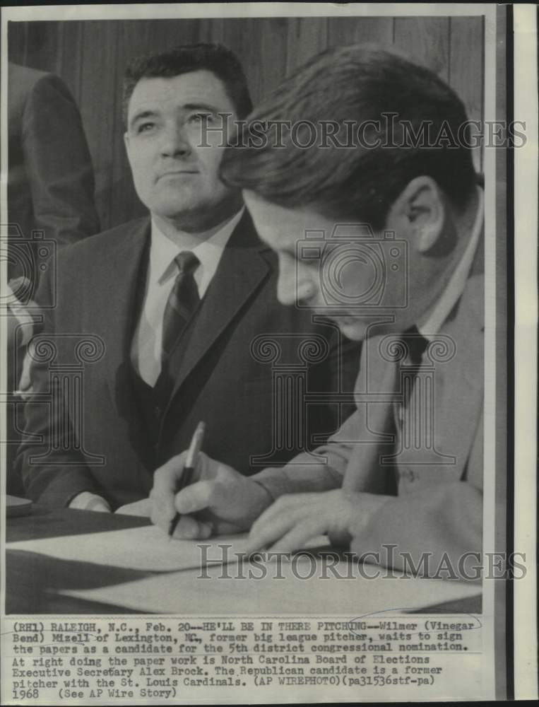 Load image into Gallery viewer, 1968 Press Photo Wilmer Mizell and Alex Brock at NC congressional sign-in
