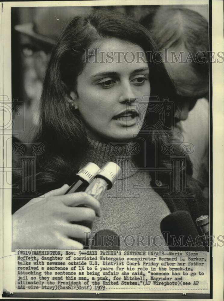 Load image into Gallery viewer, 1973 Press Photo Maria Elena Moffett with newsmen outside US District Court
