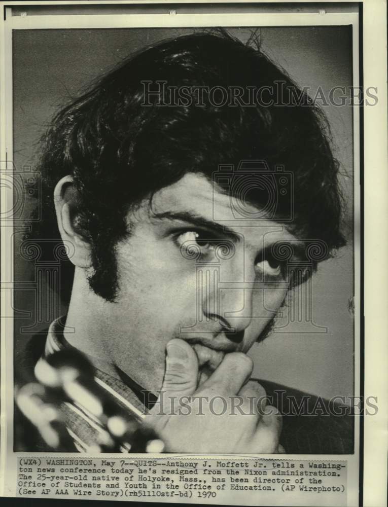 Load image into Gallery viewer, 1970 Press Photo Office of Education director Anthony Moffett at news conference
