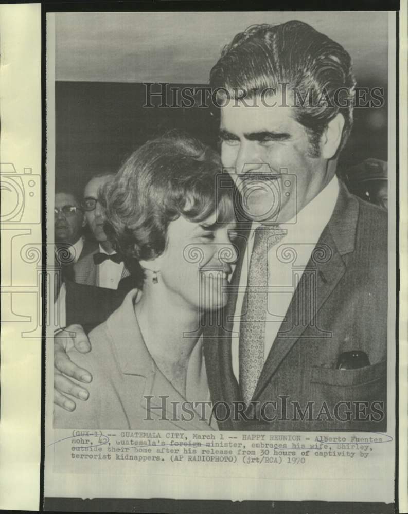 1970 Press Photo Guatemala&#39;s Alberto Fuentes Mohr and wife reunited - now35165