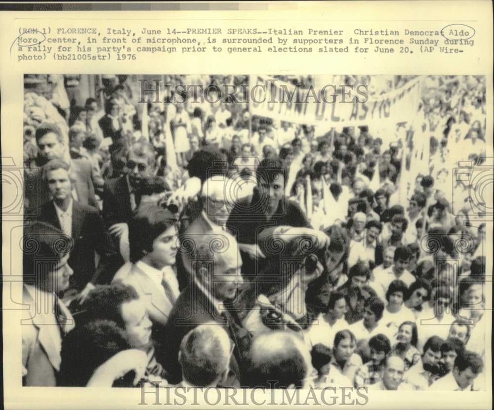 1976 Press Photo Italian Premier Aldo Moro surrounded by supporters at rally