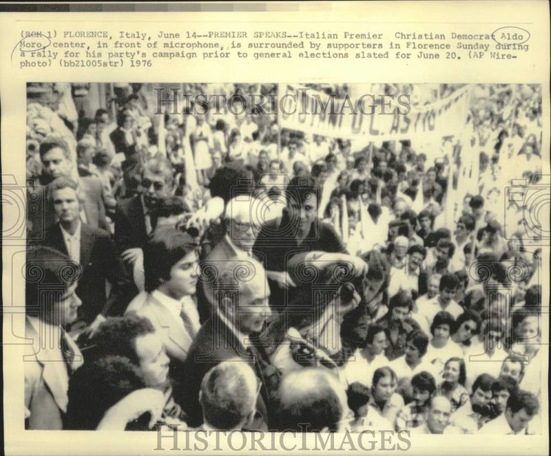 Load image into Gallery viewer, 1976 Press Photo Italian Premier Aldo Moro surrounded by supporters at rally
