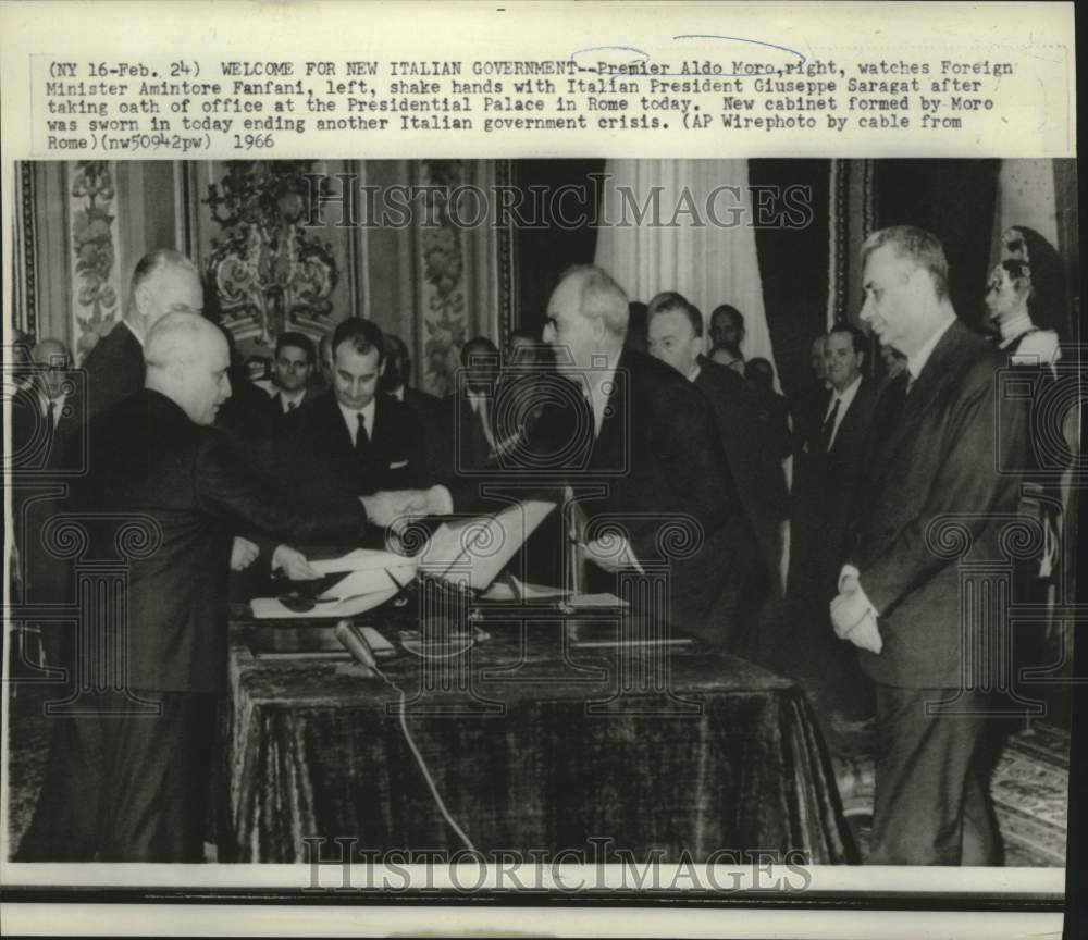 1966 Press Photo Premier Aldo Moro with other government officials in Rome