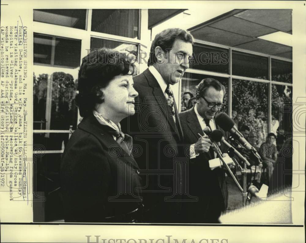 1972 Press Photo Senator Edmund Muskie and wife with newsmen in Silver Spring