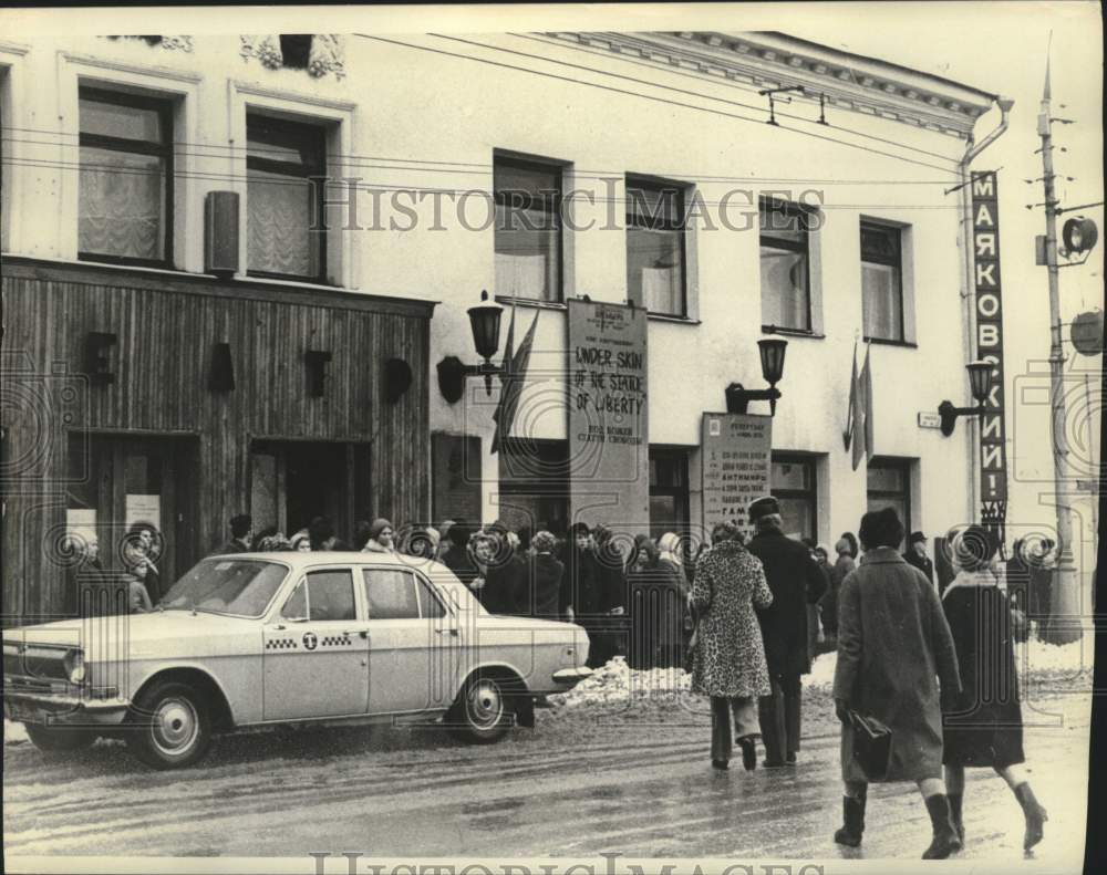 1973 Press Photo Theatergoers gather outside Moscow Drama and Comedy Theater
