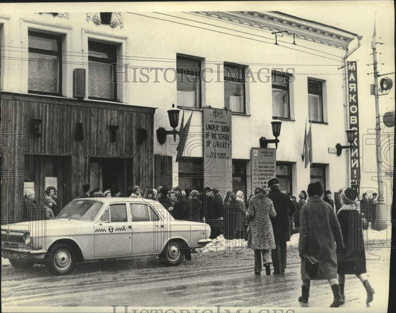 Load image into Gallery viewer, 1973 Press Photo Theatergoers gather outside Moscow Drama and Comedy Theater
