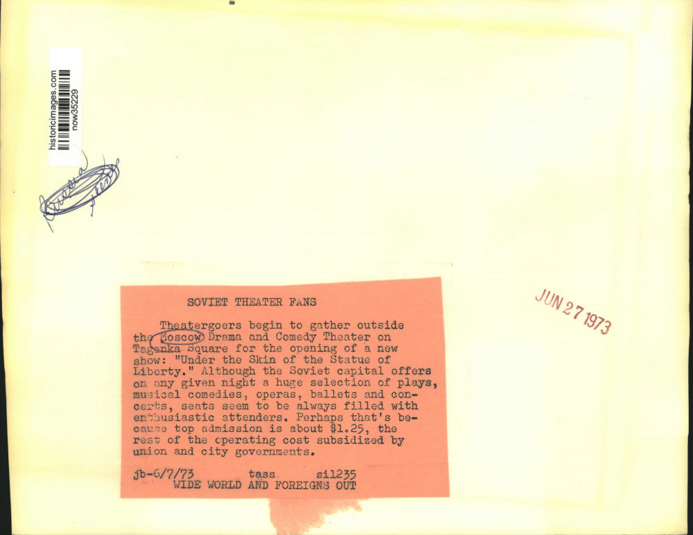 1973 Press Photo Theatergoers gather outside Moscow Drama and Comedy Theater