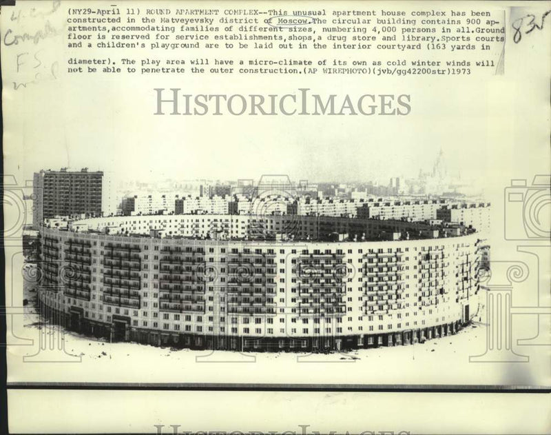 Load image into Gallery viewer, 1973 Press Photo Round apartment complex in Moscow's Matveyevsky district.
