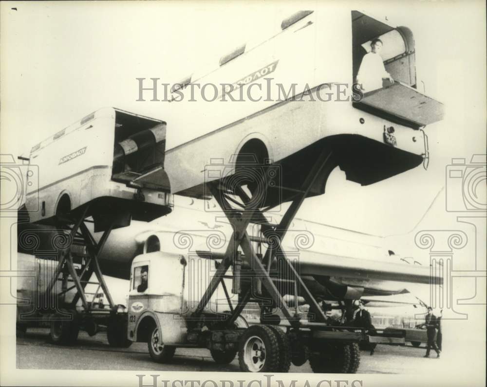 1965 Press Photo Modern equipment speeds plane cargo landing. - now35233