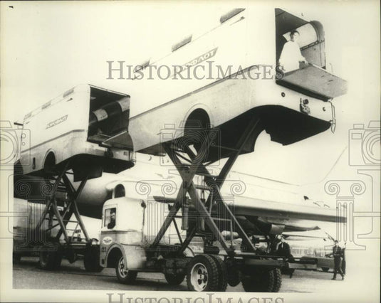 1965 Press Photo Modern equipment speeds plane cargo landing. - now35233