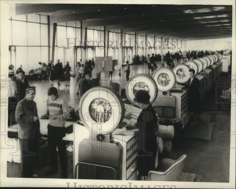 Load image into Gallery viewer, 1965 Press Photo Open space featured in airport's baggage check-in hall.
