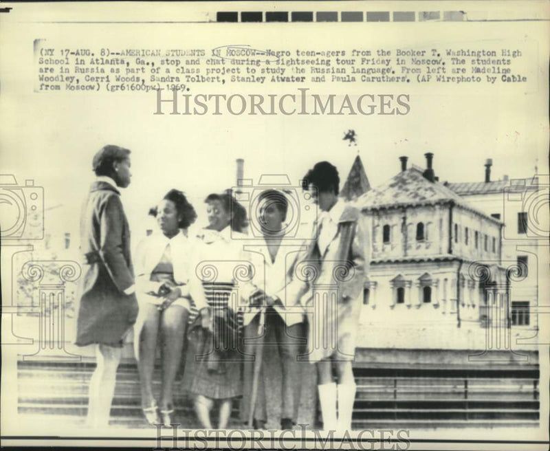 Load image into Gallery viewer, 1969 Press Photo American students from Booker T. Washington school tours Moscow
