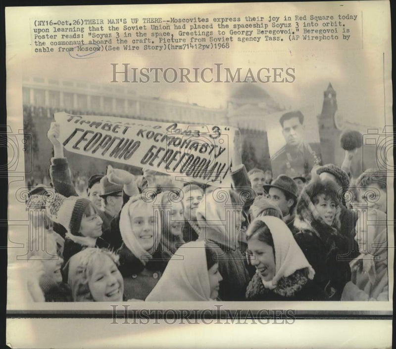 Load image into Gallery viewer, 1968 Press Photo Muscovites express joy over Soyuz 3 placement in orbit
