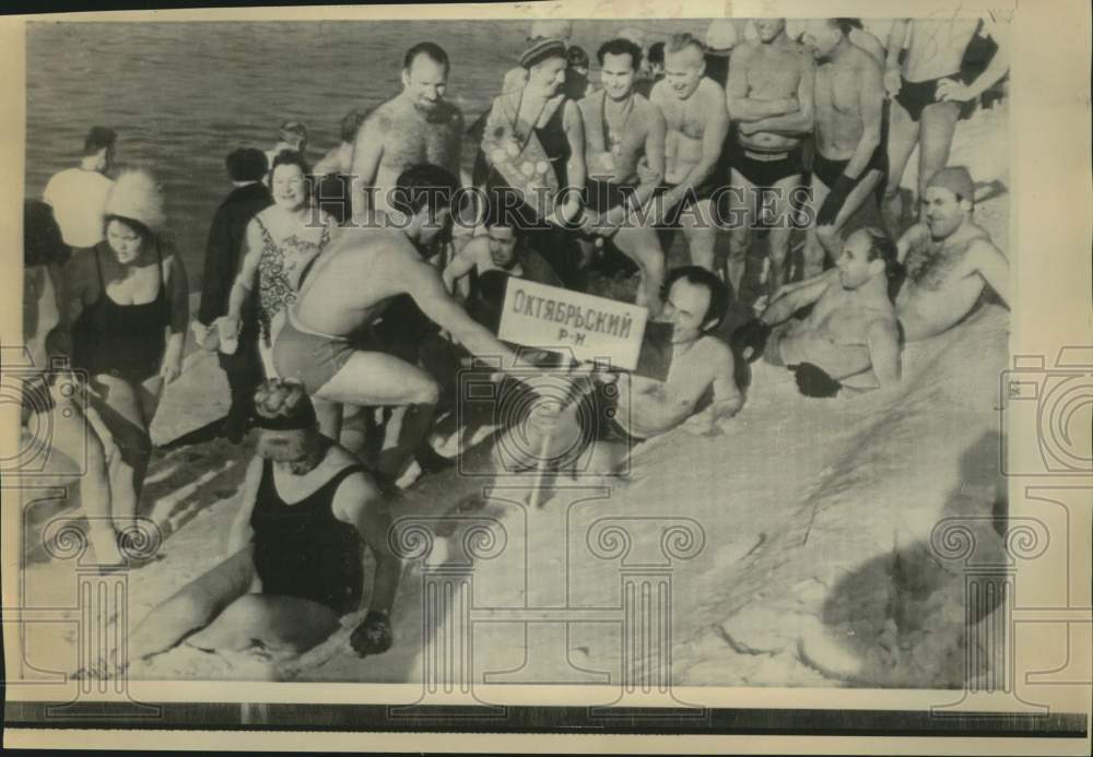 1973 Press Photo Soviet citizens gather to swim in Moscow's annual event