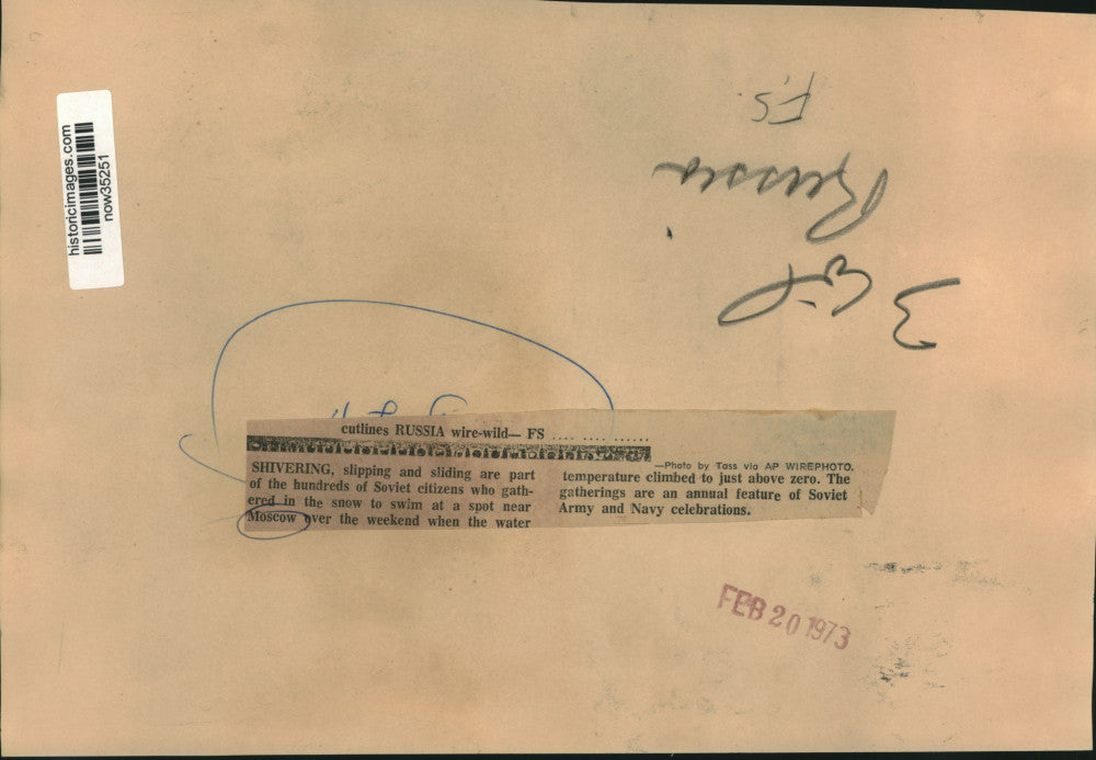 1973 Press Photo Soviet citizens gather to swim in Moscow's annual event