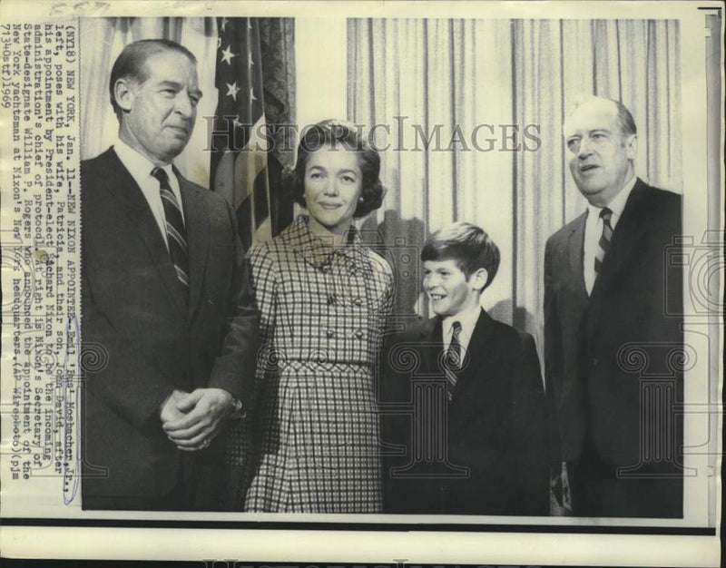 Load image into Gallery viewer, 1969 Press Photo New Nixon appointee Emil Mosbacher and family with Rogers in NY
