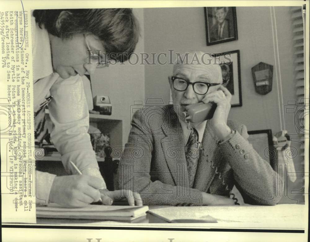 1974 Press Photo Wayne Morris and Keith Schroeder congratulated in Eugene, OR