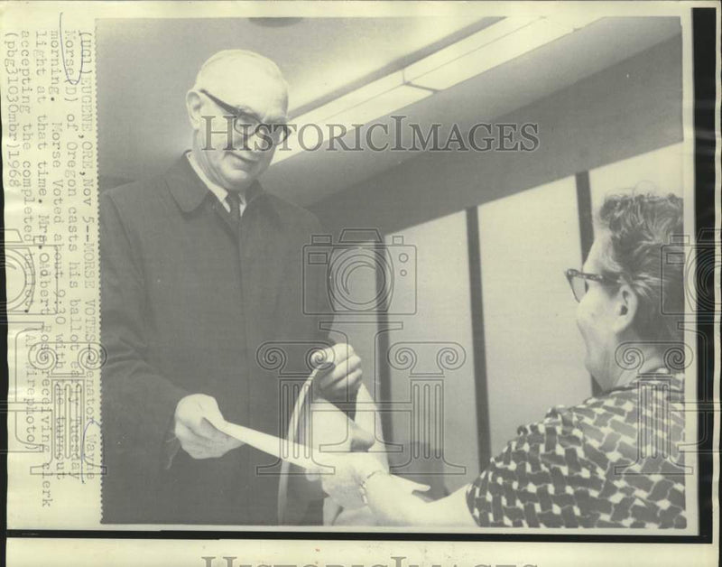 Load image into Gallery viewer, 1968 Press Photo Mrs. Albert Ross receives Senator Wayne Morse's ballot
