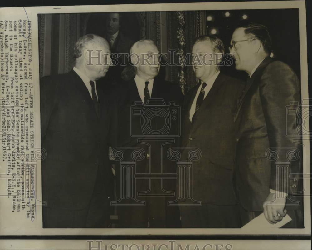 1967 Press Photo Senator Wayne Morse and colleagues chat in Washington