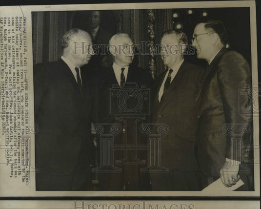 1967 Press Photo Senator Wayne Morse and colleagues chat in Washington