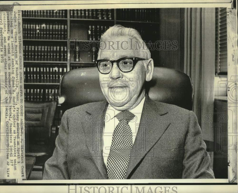 Load image into Gallery viewer, 1971 Press Photo Judge Clure Morton orders James Hoffa to court again
