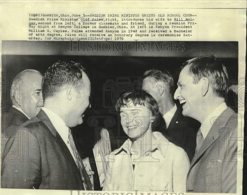 Load image into Gallery viewer, 1970 Press Photo Sweden's Olof Palme greets school friend Bill Bolger in Ohio
