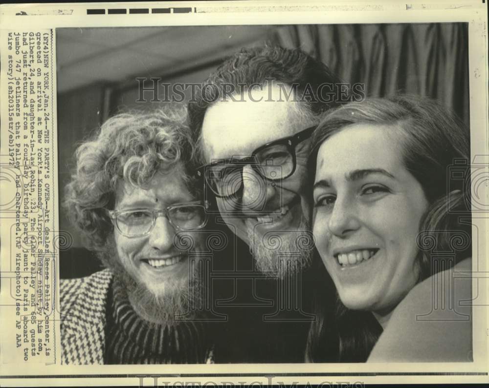 1972 Press Photo Art dealer Reese Palley greeted by family at Kennedy Airport