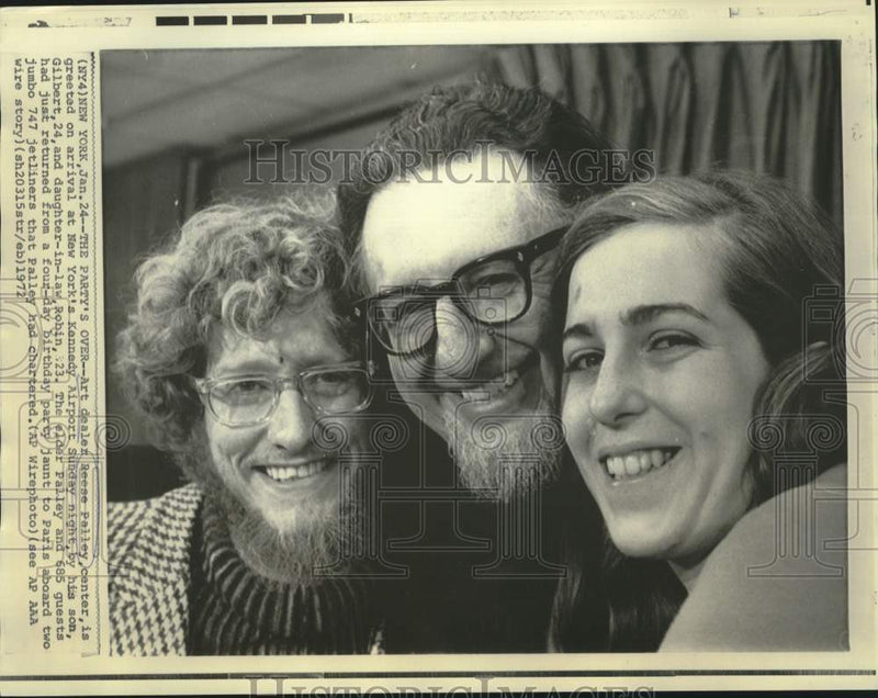 Load image into Gallery viewer, 1972 Press Photo Art dealer Reese Palley greeted by family at Kennedy Airport
