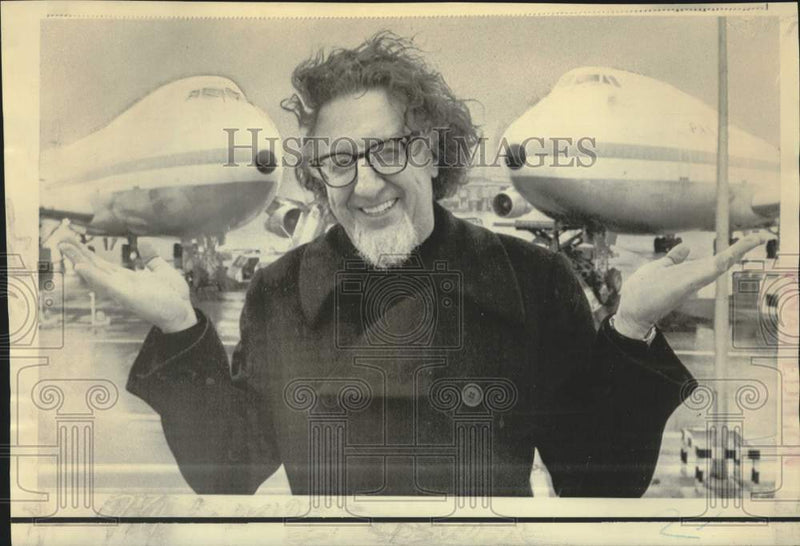 Load image into Gallery viewer, 1972 Press Photo Reese Palley poses at Paris airport in front of 747 jets
