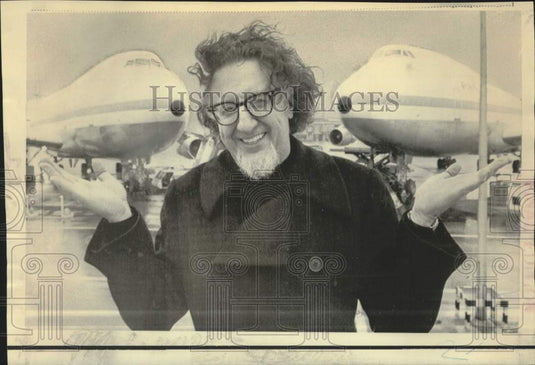 1972 Press Photo Reese Palley poses at Paris airport in front of 747 jets