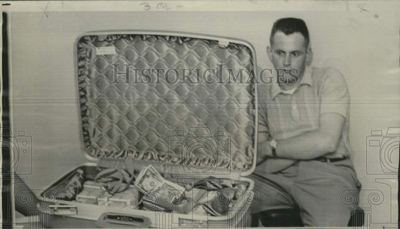 Load image into Gallery viewer, 1968 Press Photo Bank embezzler Richard Clark Palmer sits in TX police station
