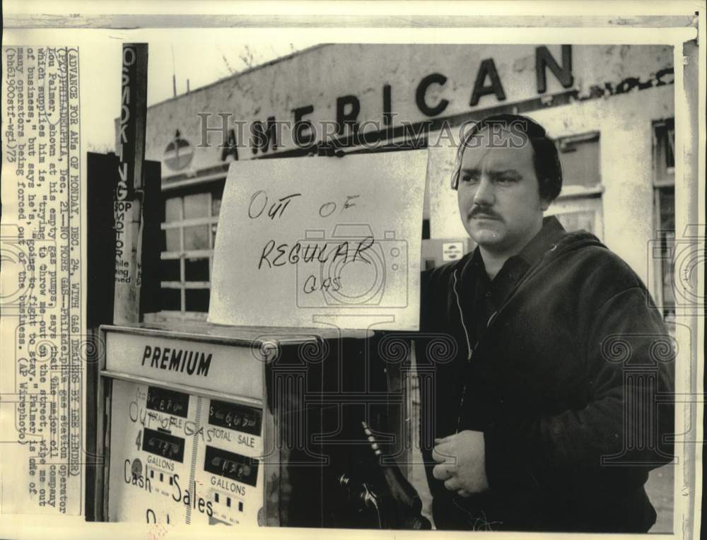 1973 Press Photo Philadelphia gas station operator Lou Palmer at empty gas pumps