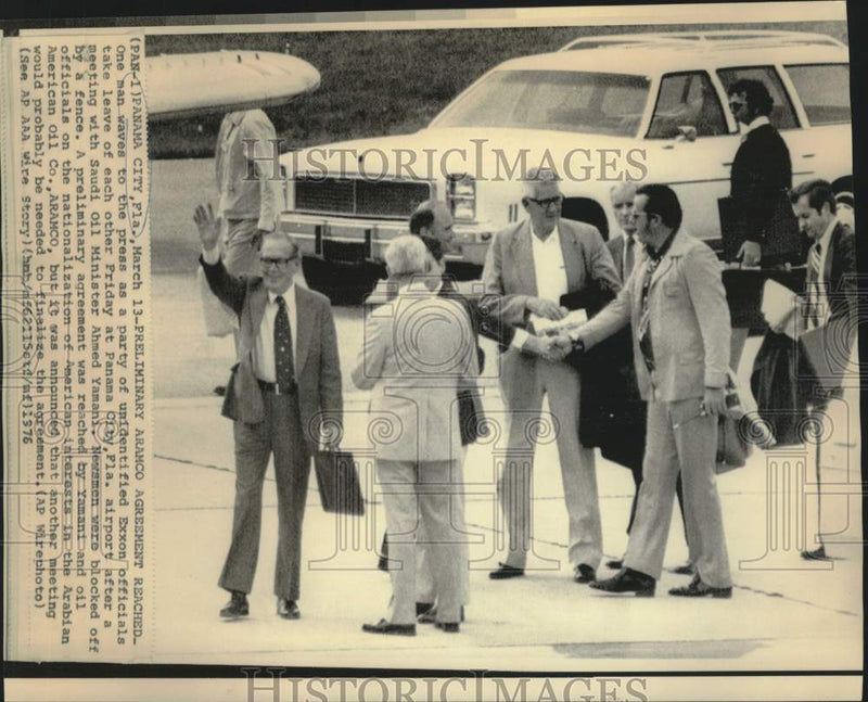 Load image into Gallery viewer, 1976 Press Photo Exxon officials leave ARAMCO meeting in Panama City, Florida
