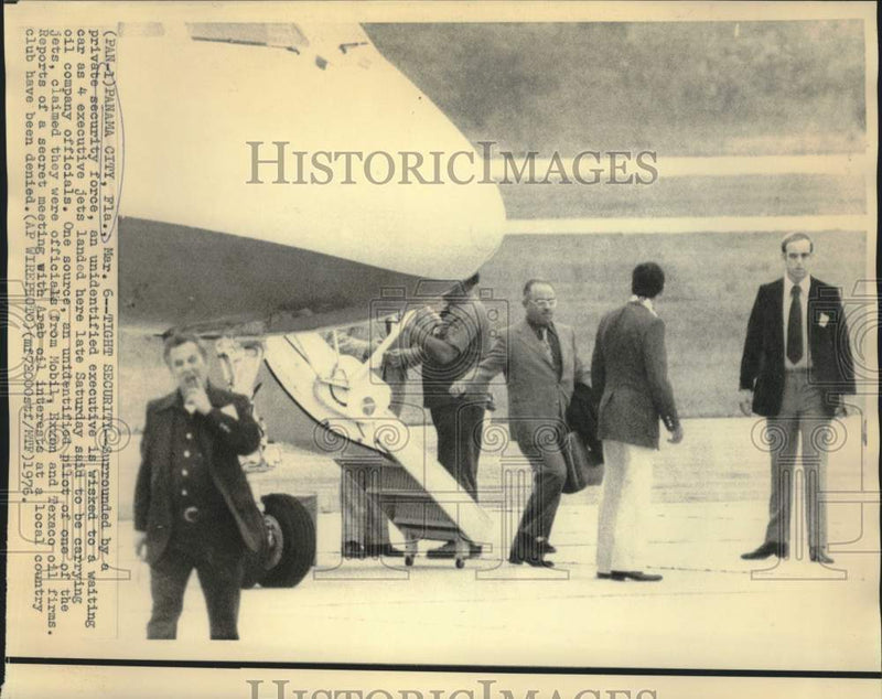 Load image into Gallery viewer, 1976 Press Photo Oil executive whisked away from ARAMCO Panama City meeting
