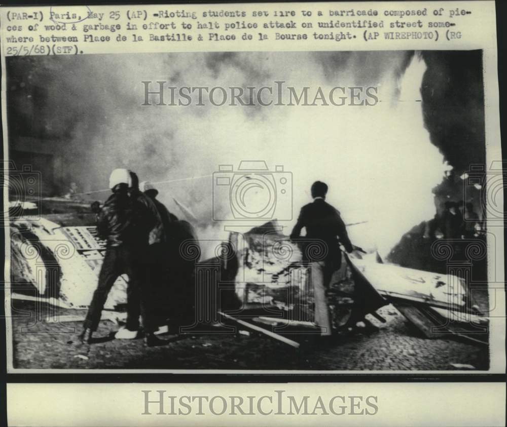 1968 Press Photo Demonstrating Paris students set fire to barricade - now35353