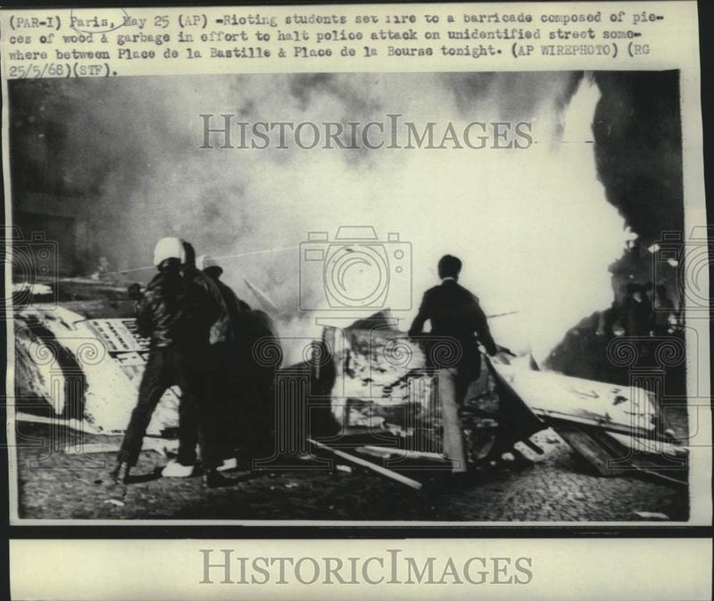 Load image into Gallery viewer, 1968 Press Photo Demonstrating Paris students set fire to barricade - now35353
