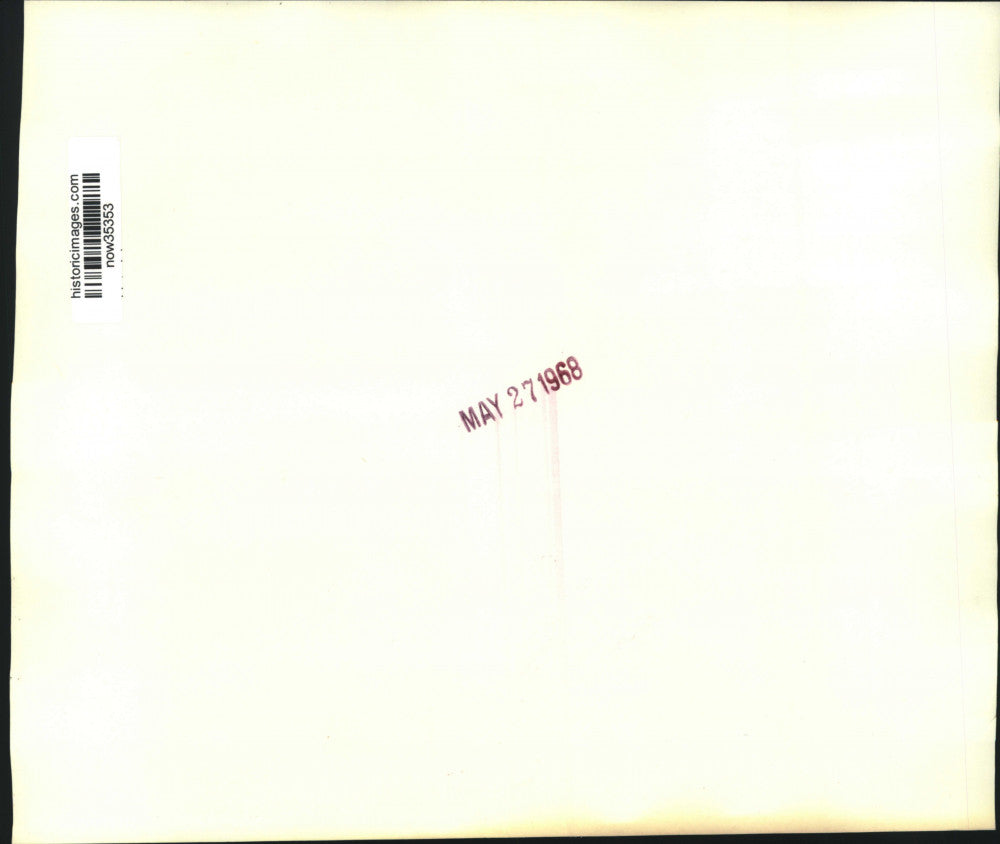 1968 Press Photo Demonstrating Paris students set fire to barricade - now35353