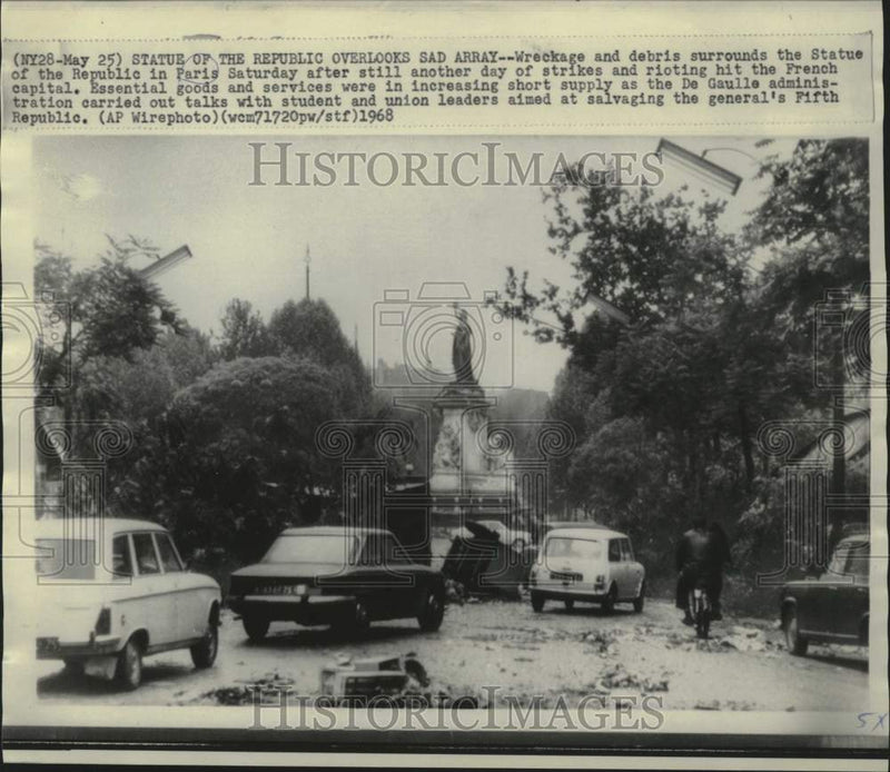 Load image into Gallery viewer, 1968 Press Photo Paris rioting wreckage and debris surround Statue of Republic
