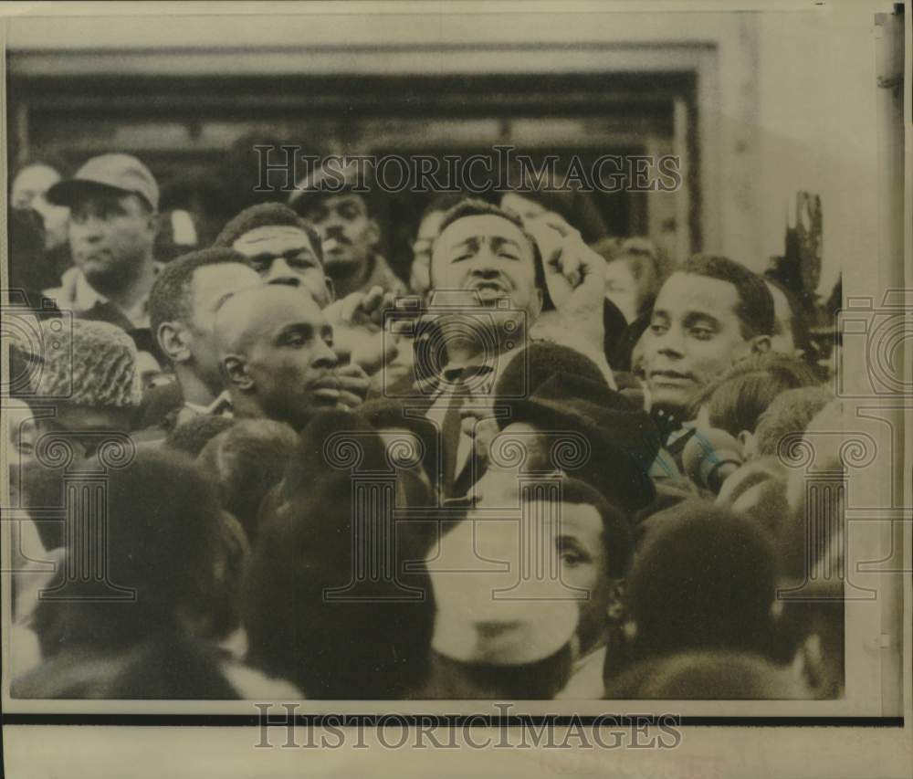 1967 Press Photo Adam Clayton Powell leaves Capitol in crowd of supporters