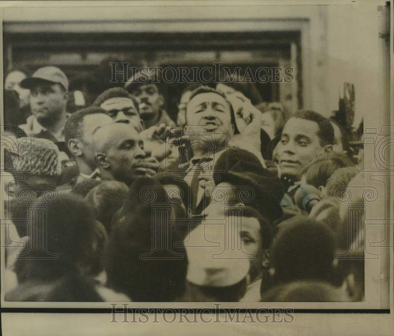 Load image into Gallery viewer, 1967 Press Photo Adam Clayton Powell leaves Capitol in crowd of supporters
