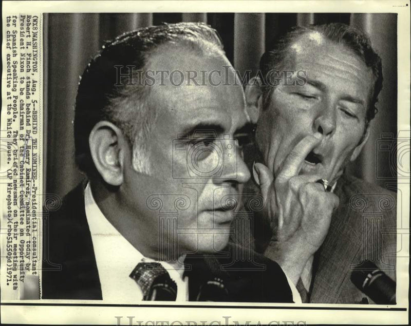 Load image into Gallery viewer, 1971 Press Photo Robert Finch and Dr. Henry Ramirez brief newsmen in Washington
