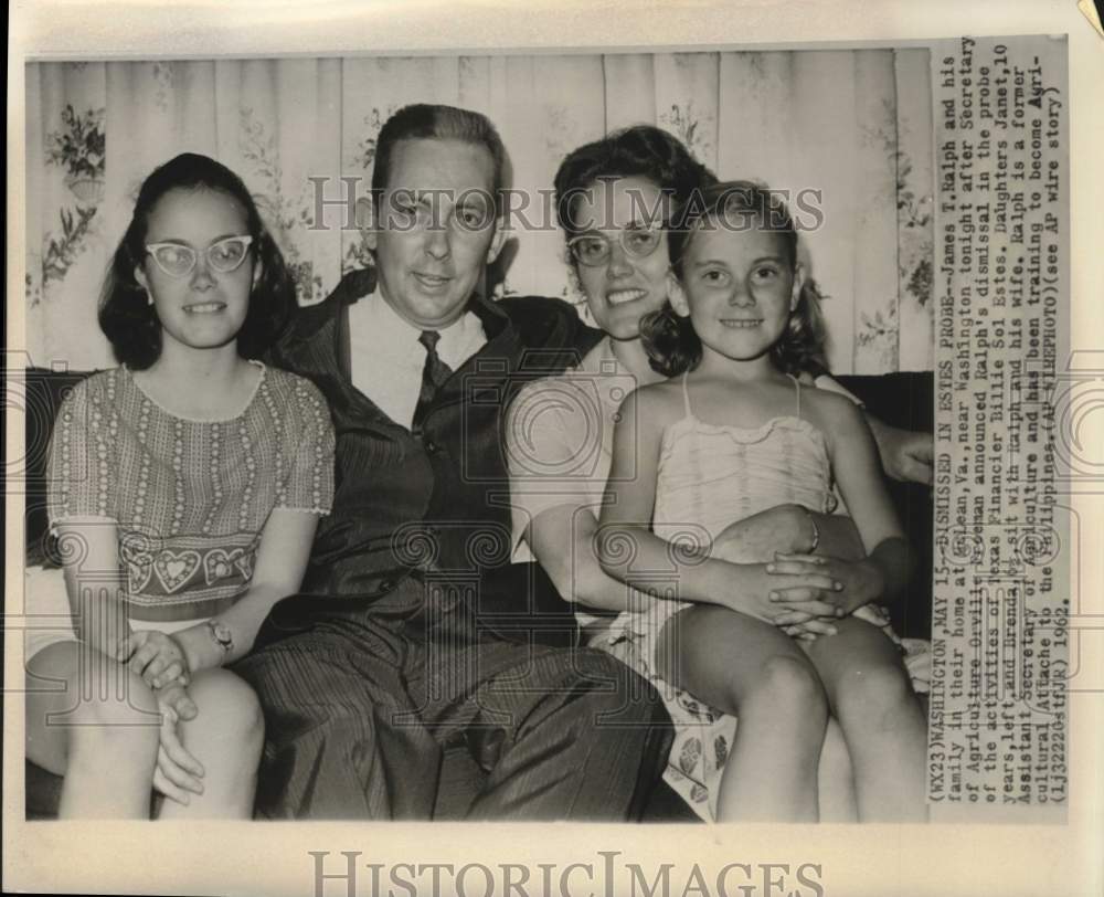 1962 Press Photo James Ralph and family after his dismissal in Estes probe