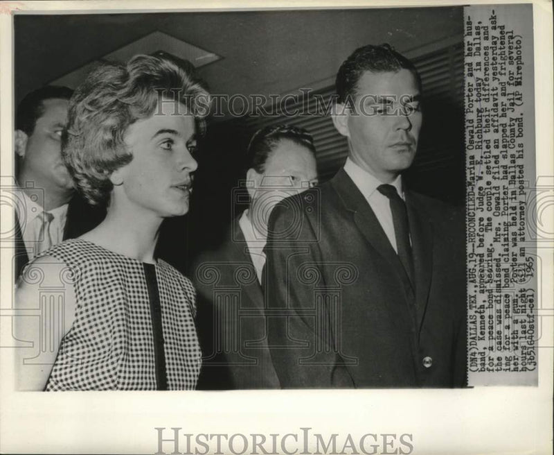 Load image into Gallery viewer, 1965 Press Photo Marina Oswald Porter and husband before Judge Richburg in Texas
