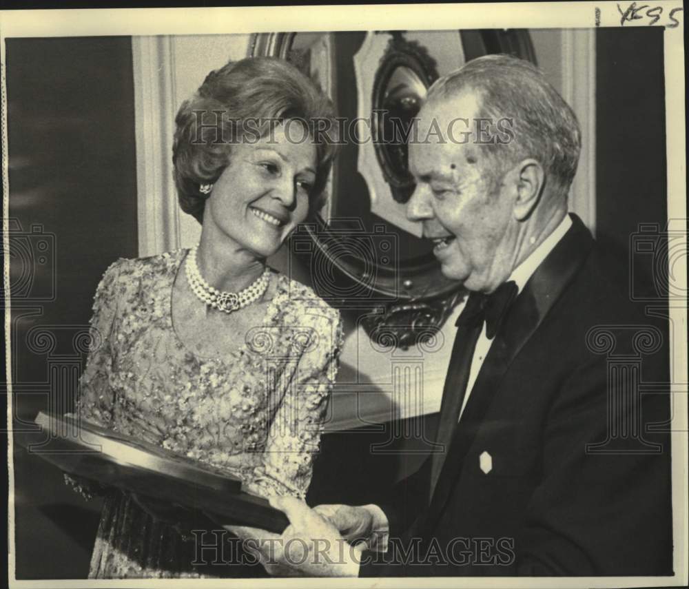 1972 Press Photo Mrs. Richard Nixon and Edgar Poe at White House press event