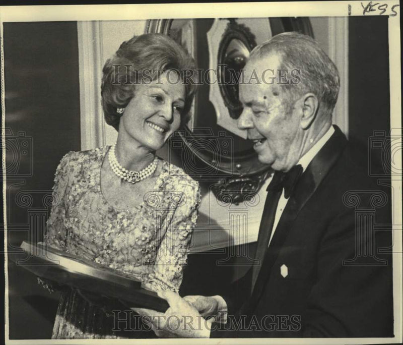 Load image into Gallery viewer, 1972 Press Photo Mrs. Richard Nixon and Edgar Poe at White House press event
