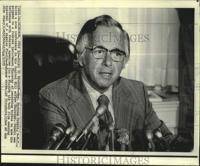 Load image into Gallery viewer, 1973 Press Photo Representative Bertram Podell interviewed in Capitol Hill
